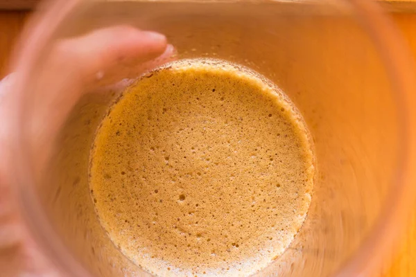 Dalgalı kahve, kremalı kahve, kahve köpüklü espresso. İçki tarifi. Karıştırıcı mutfak çırpıcısıyla köpük çırpma işlemi. Üst görünüm