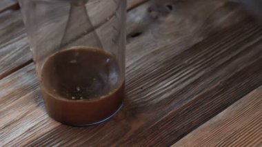 Dalgalı kahve, kremalı kahve, kahve köpüklü espresso. İçki tarifi. Karıştırıcı mutfak çırpıcısıyla köpük çırpma işlemi