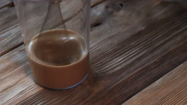 Dalgalı kahve, kremalı kahve, kahve köpüklü espresso. İçki tarifi. Karıştırıcı mutfak çırpıcısıyla köpük çırpma işlemi