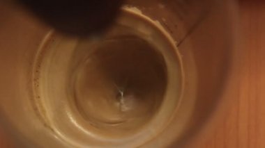 Dalgalı kahve, kremalı kahve, kahve köpüklü espresso. İçki tarifi. Karıştırıcı mutfak çırpıcısıyla köpük çırpma işlemi. Üst görünüm