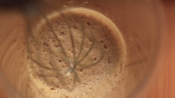 Dalgona кофе прохладный пушистый взбитый кофе — стоковое видео