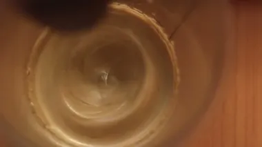 Dalgalı kahve, kremalı kahve, kahve köpüklü espresso. İçki tarifi. Karıştırıcı mutfak çırpıcısıyla köpük çırpma işlemi. Üst görünüm