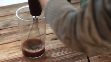 Dalgalı kahve, kremalı kahve, kahve köpüklü espresso. İçki tarifi. Karıştırıcıyla köpük çırpma işlemi