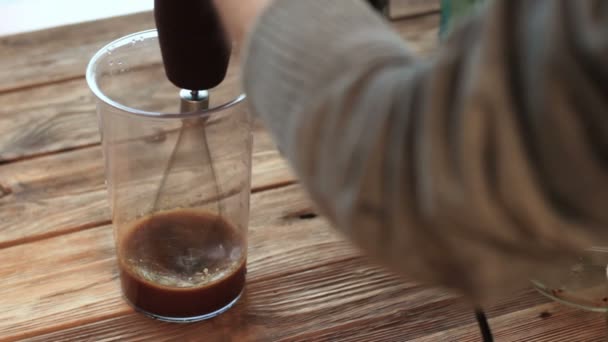 Dalgona Koffie Een Koele Zachte Geklopte Koffie Latte Espresso Met — Stockvideo