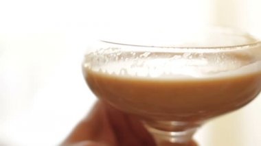 Dalgalı kahve, krem şantili kahve, latte köpüğü. İçki tarifi. Şeker kavanozu, kahve ve çiçeklerle hayat dolu. Şampanya kadehinde hazır içecekler.