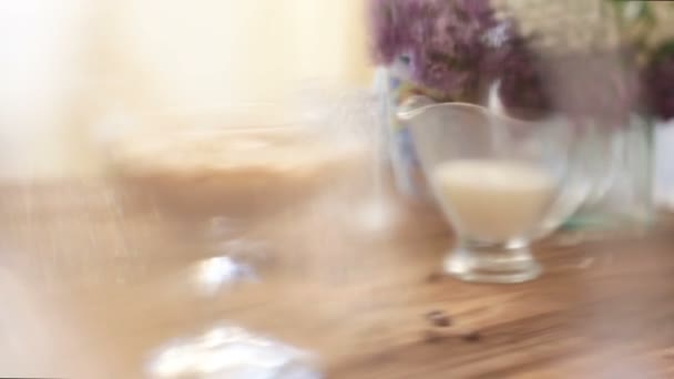 Dalgona Kaffee Eine Kühle Flauschige Schlagsahne Kaffee Latte Foam Trinken — Stockvideo