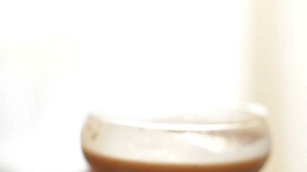 Далгона Кофе Прохладный Пушистый Взбитый Кофе Латте Пена Натюрморт Сахарной — стоковое видео