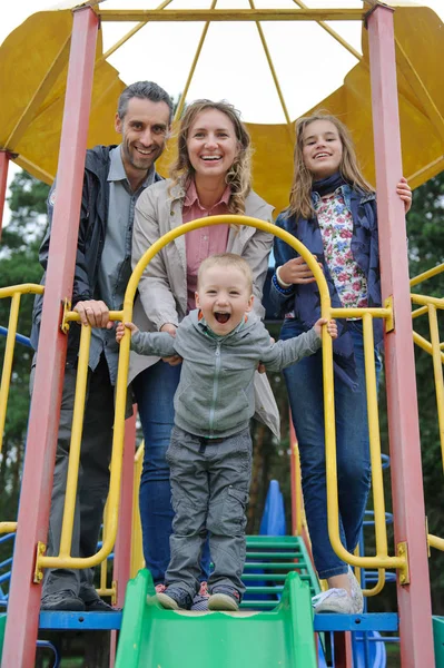 Oğlum ve kızım çocuk slayt oyun ile pozitif anne