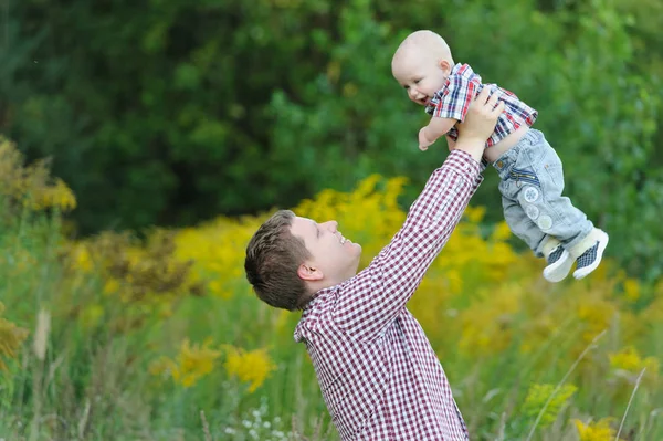 Heureux jeune père soulevant son fils — Photo