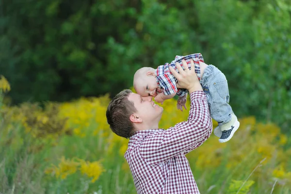 Felice giovane padre che solleva suo figlio — Foto Stock