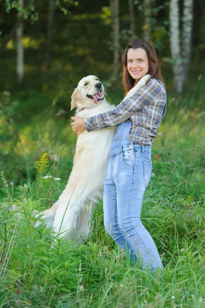 Großer weißer Hund legt Pfoten auf die Schultern seines Besitzers — Stockfoto