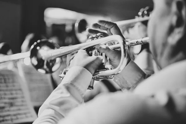 Trumpet in the hands of a musician in the band — Stock Photo, Image