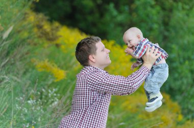 Mutlu genç baba oğlu kaldırma