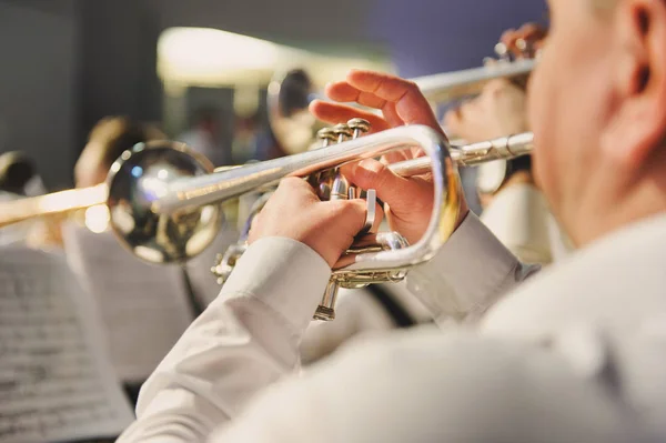 Trumpet i händerna på en musiker i bandet — Stockfoto