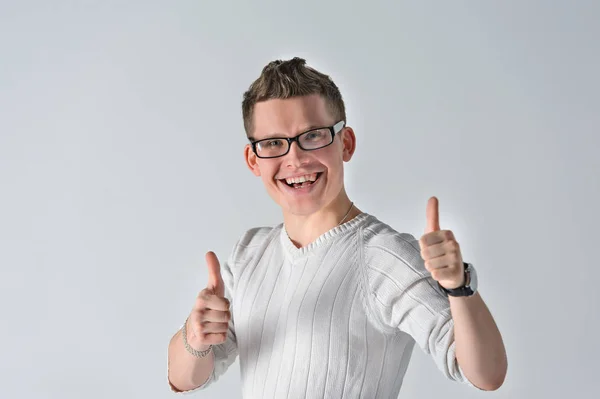 Retrato de un joven mostrando un gesto COMO — Foto de Stock