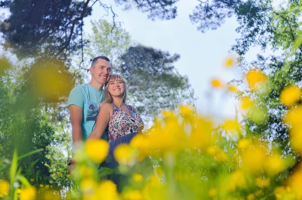 Jong gelukkig paar het hebben van plezier in het park — Stockfoto