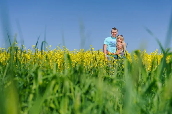 Portrait de jeune beau couple dans le champ de viol — Photo