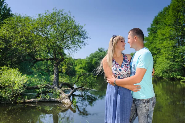 Leuk paar in het park op een zonnige dag — Stockfoto