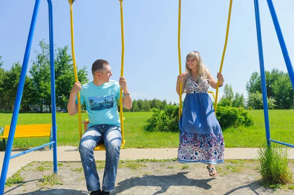 Paar hat Spaß auf der Schaukel. — Stockfoto