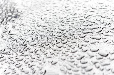 Pencere cam, arka plan üzerinde yağmur damlaları