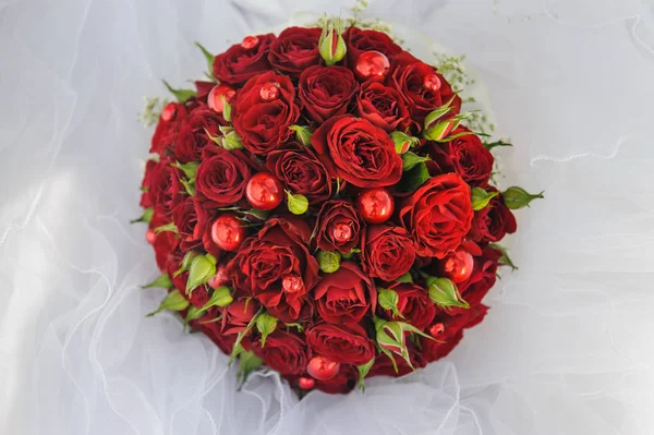 Wedding bunch bouquet of red roses on the veil — Stock Photo, Image