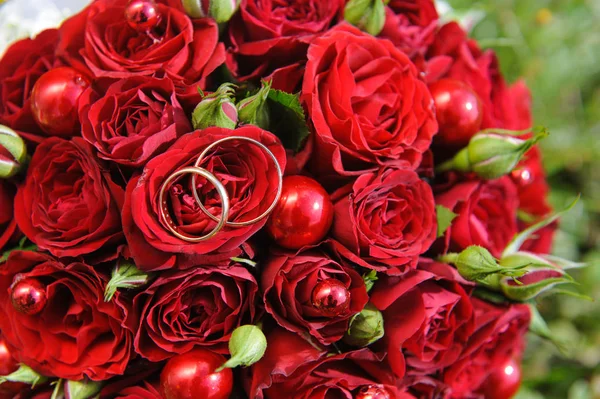 Wedding rings on wedding bouquet — Stock Photo, Image