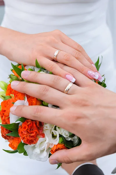 Parejas mano con anillos de boda — Foto de Stock