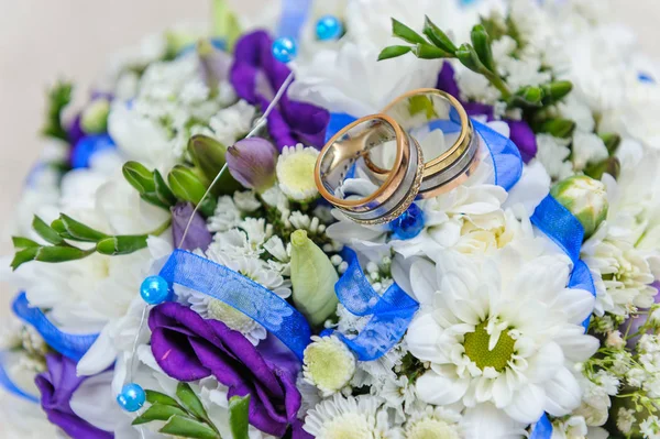 Anillos de boda en ramo de boda — Foto de Stock