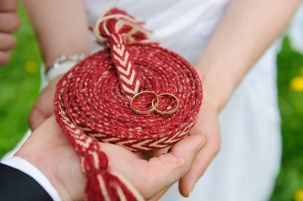 Tenendosi per mano con fedi nuziali — Foto Stock