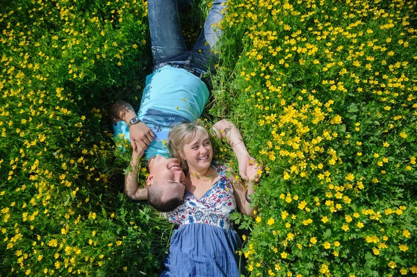 Junges schönes Paar liegt im Gras — Stockfoto