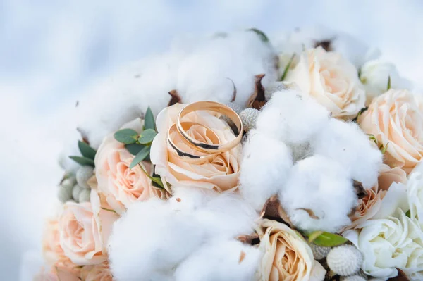 Anéis de casamento no buquê de noivas — Fotografia de Stock