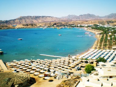 Sharm el Sheikh şehrinin orta kesiminde Kızıl Deniz