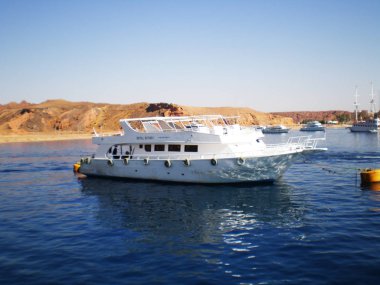 Kızıl Deniz 'de, dağların yanındaki marinada ve diğer gemilerde 