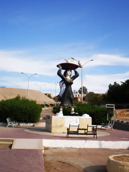 Monumento Uma Mulher Com Uma Cesta Área Parte Antiga Cidade — Fotografia de Stock