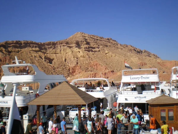Estacionamiento Yates Con Turistas Fondo Las Montañas Península Del Sinaí —  Fotos de Stock