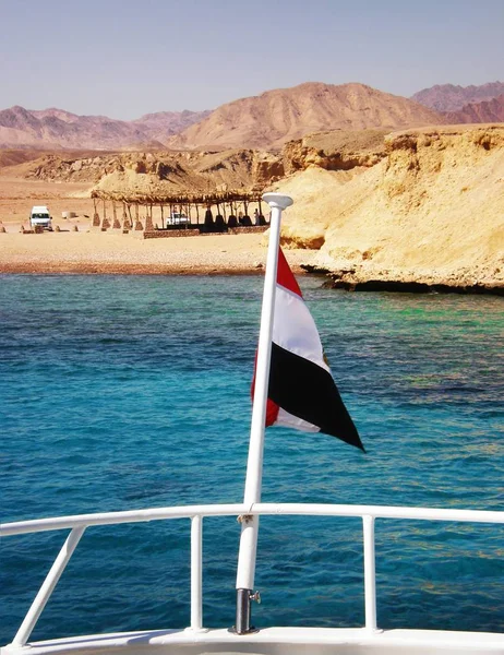Bandera de Egipto en el fondo de las aguas azules del Mar Rojo —  Fotos de Stock