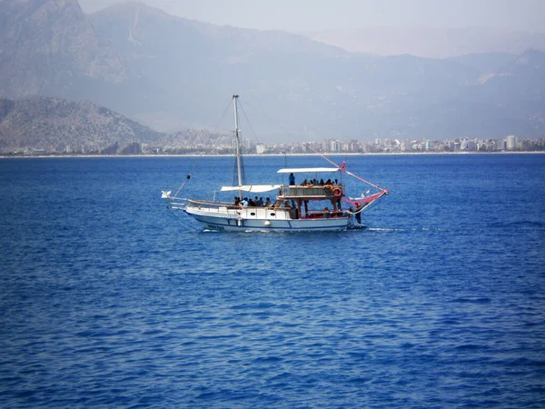 Τουρκικό Επιβατικό Γιοτ Που Πλέει Στη Μεσόγειο Κοντά Στις Ακτές — Φωτογραφία Αρχείου