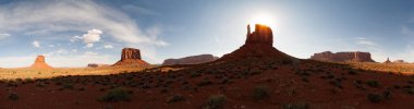 Monument Valley çöl ve gün batımında zirveleri