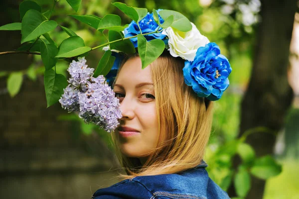 Schönes Mädchen im Kranz — Stockfoto