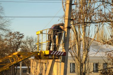 Elektrikçi arızaları giderir