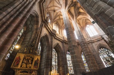 Nürnberg, Almanya - 30 Aralık 2016: St. Lorenz Kilisesi