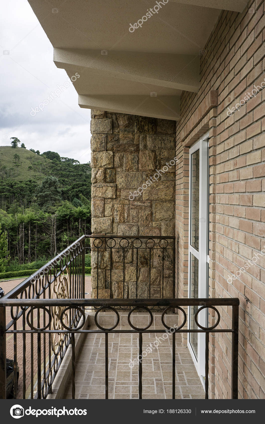 Antiguo puente de madera en la ciudad — Foto de stock © chutimakuanamon