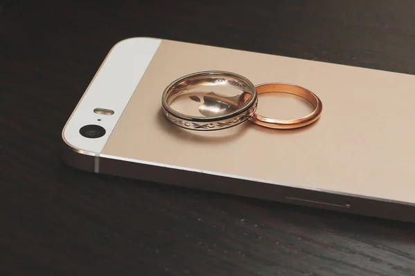 Alyans siyah bir arka plan üzerinde