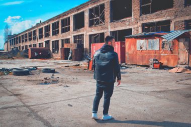 Üzerinde terk edilmiş eski bir fabrika