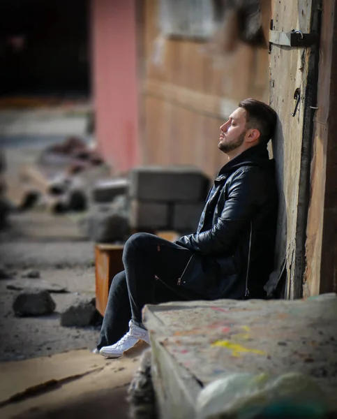    Üzerinde terk edilmiş eski bir fabrika