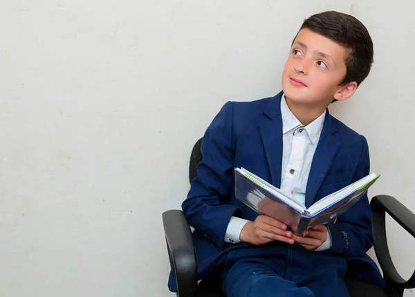 bir çocuk işine el kitabı düşünüyor