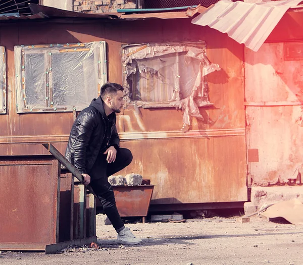 Fabrikadaki bir adamın portresi.