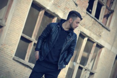 Tişörtlü ciddi adam