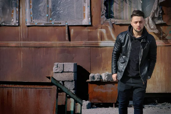 terkedilmiş bir ciddi adam