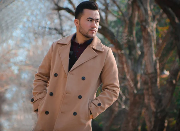 Gülmeyen adam ceplerinde eller